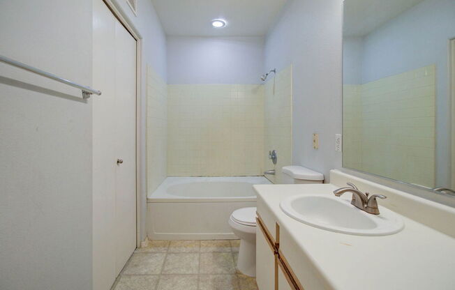 1 bed, 1 bath, 745 sqft, $1,300, Unit 2072
