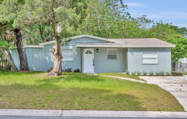 Charming 3 Bedroom, 2 Bathroom House!