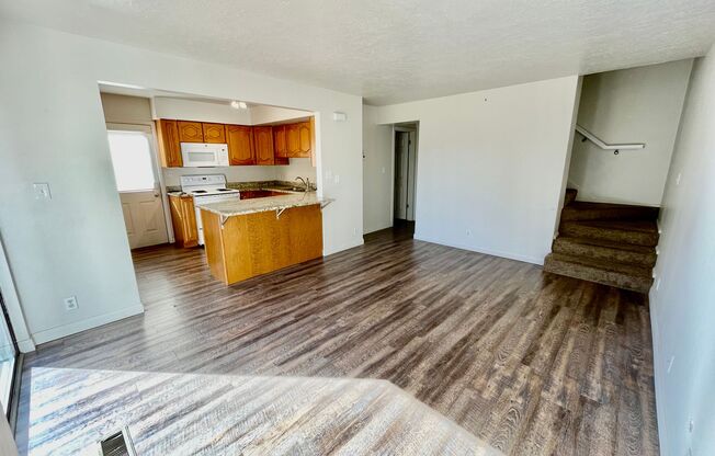 3 beds, 2 baths, $1,575, Unit 6D