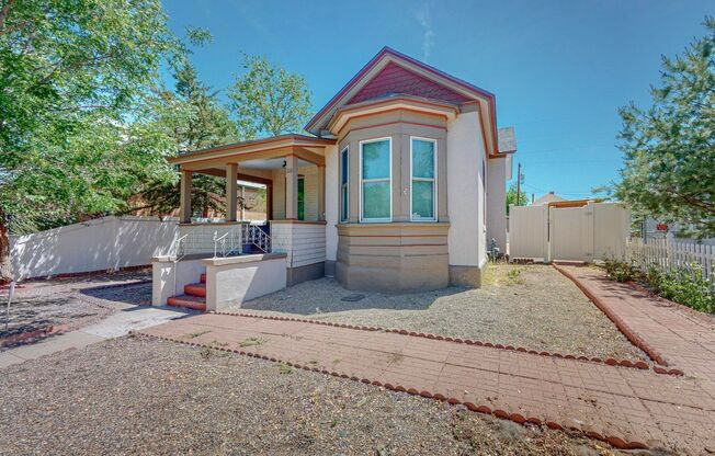 Downtown Victorian Bungalow 2 Bedroom 2 Bath