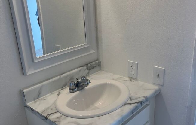 Studio, 1 bath, 317 sqft, $749, Unit 112