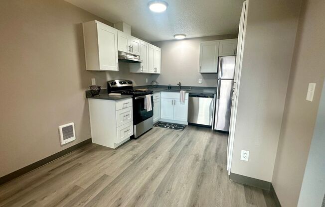 2 beds, 1 bath, 900 sqft, $1,725, Unit 19-B