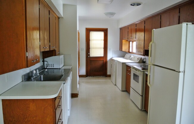 4 beds, 1.5 baths, $1,295, Unit Main floor