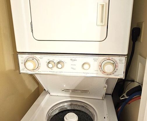 1 bed, 1 bath, $1,900, Unit APT 6