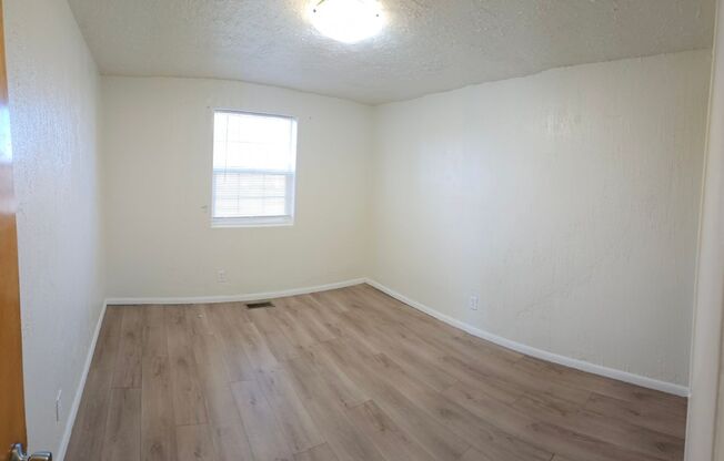 2 beds, 1 bath, $1,050, Unit 1 (Upstairs)