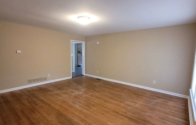 Clarke Co. - Athens, GA Huntington Ct - 3 Bedroom, 1.5 Bathroom - Brick Home - Right Next to the GA. Square Mall - Convenient to all Athens Amenities