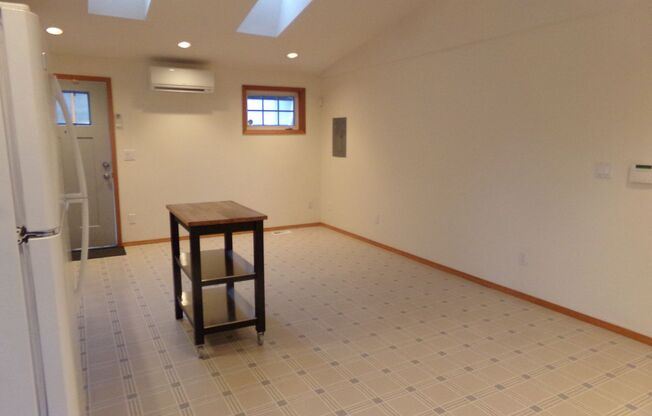 1 BR, 1 BA ADU ~WATER/SEWER/GARBAGE/ELECTRIC INCLUDED!