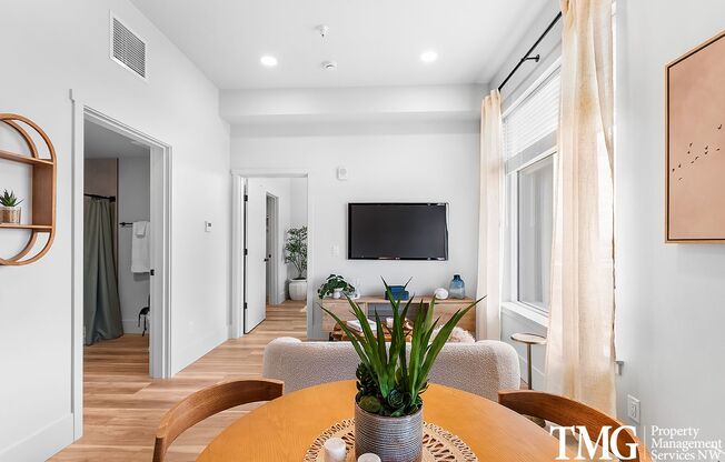 1 bed, 1 bath, 570 sqft, $1,800, Unit 402