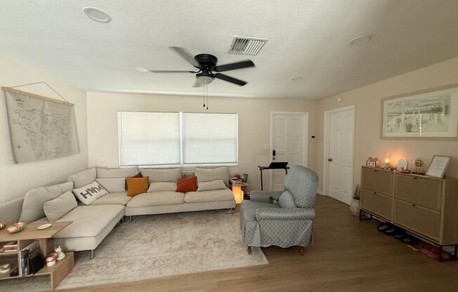 3/2/1 Single family home mins from the beach! BONUS ROOM