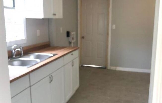 2 beds, 1 bath, 850 sqft, $850, Unit B