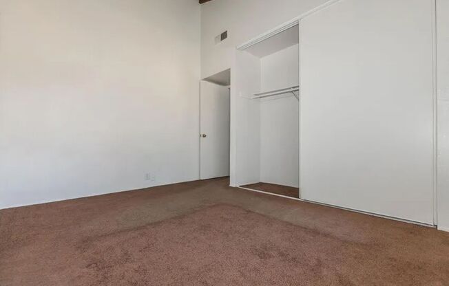 2 beds, 1 bath, 820 sqft, $1,200, Unit 2-70