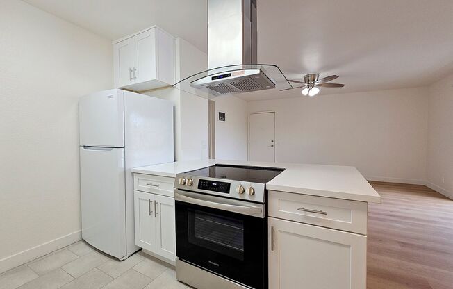 2 beds, 1 bath, 841 sqft, $2,595, Unit 26
