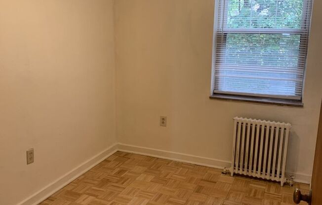 3 beds, 1 bath, $2,150, Unit 410C