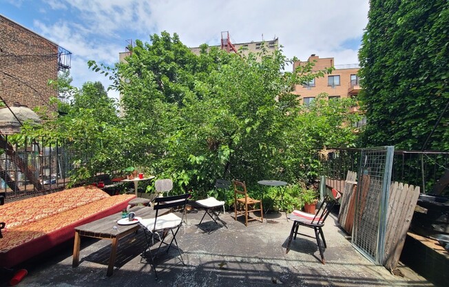 271 E 7 ST