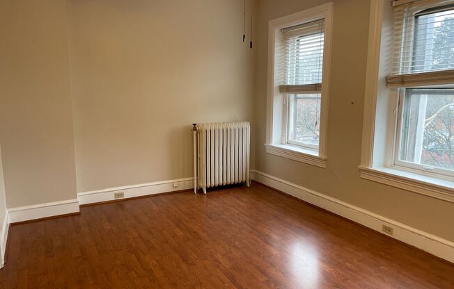 1 bed, 1 bath, $1,050, Unit 145 E. Vine St. Apt. 4