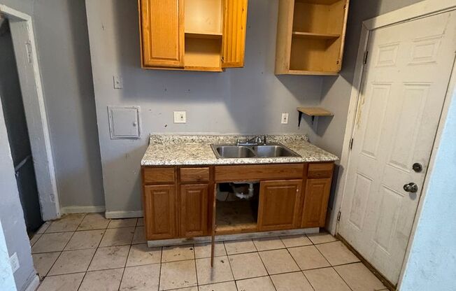 Newly Renovated 2 Bedroom / 1 Bath Duplex – East Side