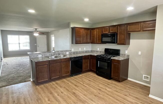 Beautiful 4 bed Bedroom Home in Mustang Schools!