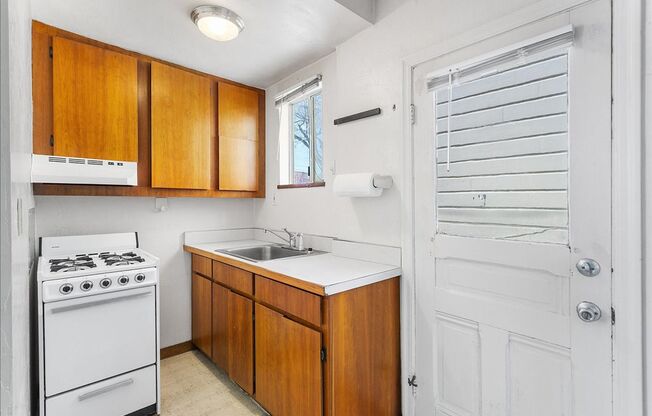 3249 Encinal Ave #B - 1 bedroom | 1 bath | Lower front unit