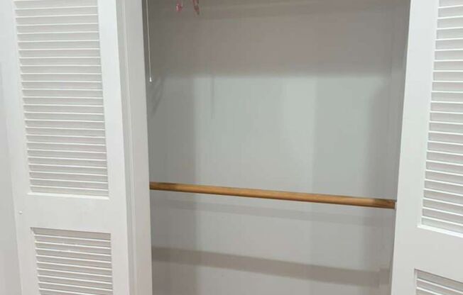 Great 1 Bed Room - Wood Floors - Small Building