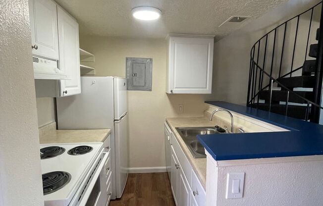 1 bed, 1 bath, 695 sqft, $900, Unit H210