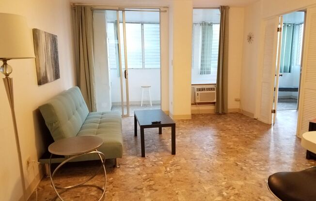 Near Waikiki Beach. Window AC. Near Public Transportation