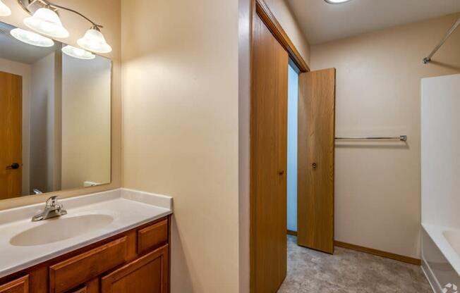 Upper Corner Pineview, Hall Bath, 2 Bed/2 Bath