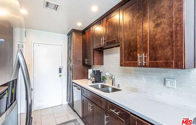 2 beds, 2 baths, 844 sqft, $4,200, Unit 516