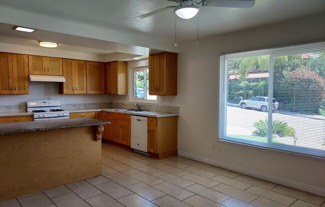 3bd/2 bath washer/dryer hook ups/Large  private back yard/ Citrus tree