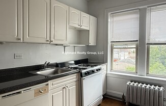 2853 W Berteau Ave