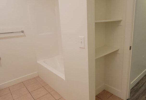 2 beds, 1 bath, 954 sqft, $1,290, Unit E102