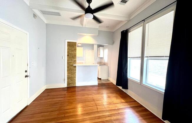 202 W MAGNOLIA AVE