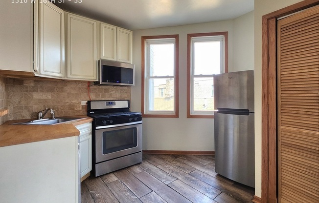 1316 W 18 ST