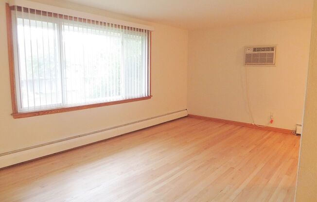 3 beds, 1 bath, 950 sqft, $1,424, Unit 5822-3 Russett