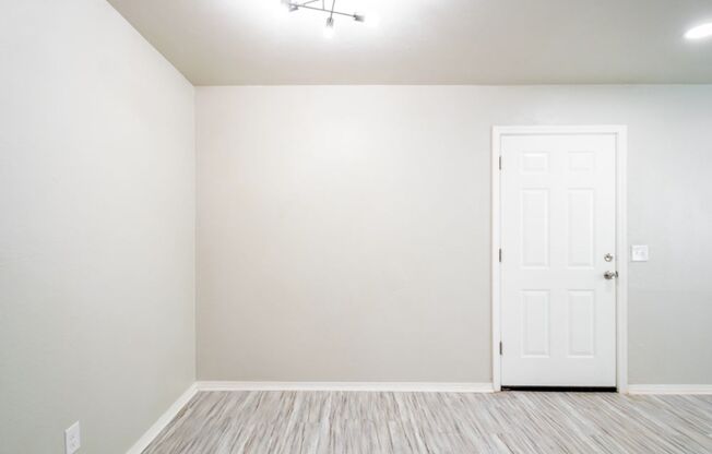 2 beds, 1 bath, 876 sqft, $995, Unit 204