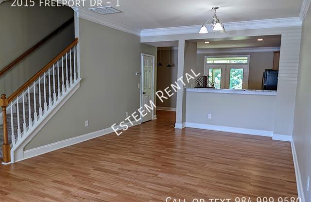 2015 FREEPORT DR