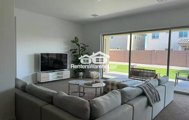 8615 W SOLANO DR