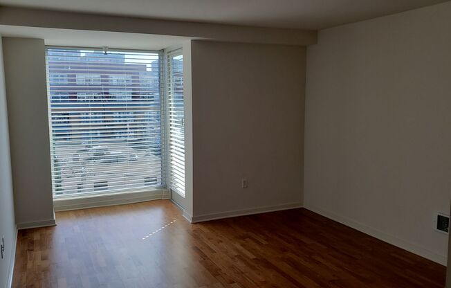 Modern Luxury 2-bed/2-bath Condo in SoMa with 24-hr Security and Optional Parking