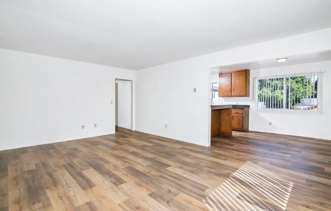 SPACIOUS 2BD/1.5BA TOP FLOOR UNIT IN THE HEART OF PACIFIC BEACH! BLOCKS TO THE BEACH! ONLY $3,395/mo