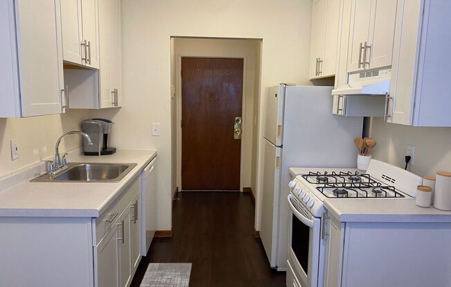 1 bed, 1 bath, 700 sqft, $990, Unit 205