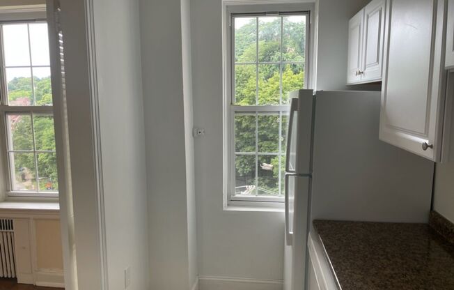 1 bed, 1 bath, 768 sqft, $1,400, Unit Royal York 810