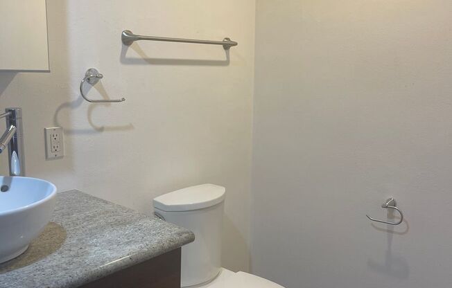 Trendy Loft Living Near The Arts District!