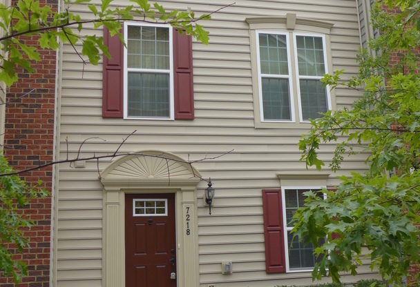 Gorgeous townhouse w/2 car garage for rent!