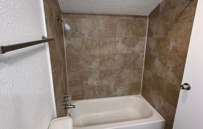 1 bed, 1 bath, 702 sqft, $1,100, Unit 1605