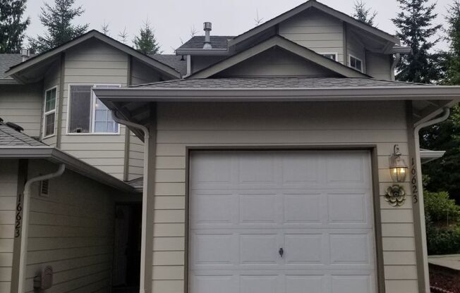 BACK ON MARKET-Quiet Townhouse Condo in Hidden area of Lynnwood off 164th! Small Pet OK!