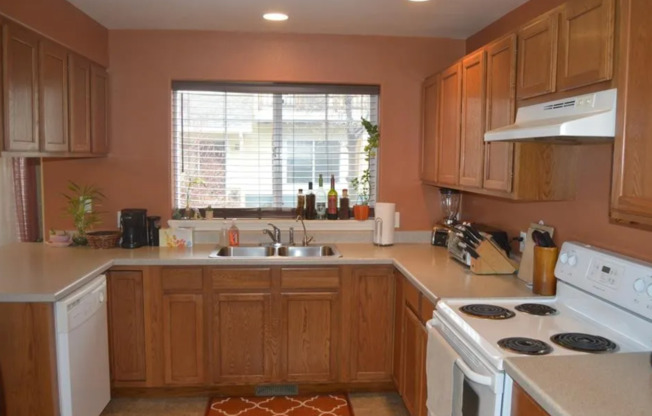 3 beds, 2 baths, $1,800, Unit Unit B