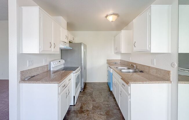 Sunny Spacious Upstairs Condo in Gated Bldg w/Pool by Highland Elementary School