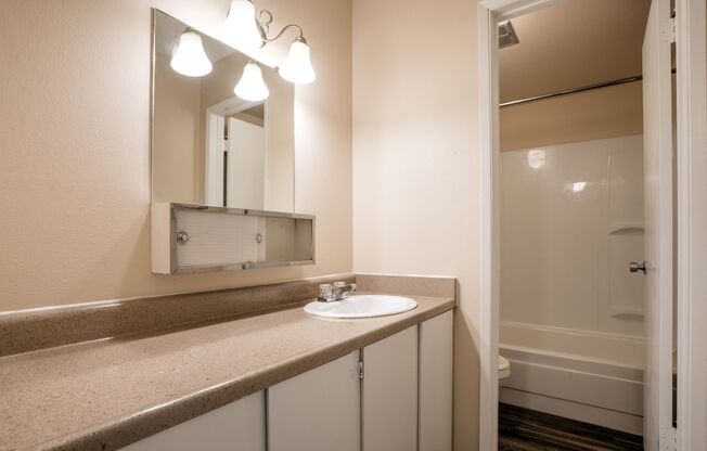 2 beds, 1 bath, 1,015 sqft, $1,565, Unit 182