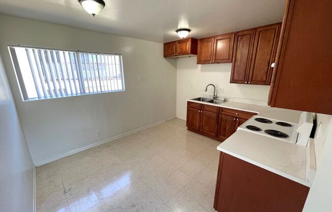 2 beds, 1 bath, $2,250, Unit 711 E. Pleasant Street #B5