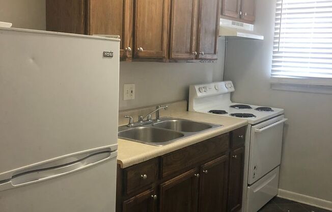 1 Bedroom/ 1 Bath Apartment in Small Complex. Walk to Meharry and Fisk, Minutes to Germantown and Downtown