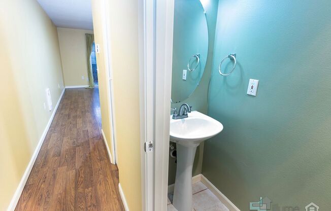 Bright & Spacious 2-Bedroom End Unit Townhome in Desirable Woodstock Neighborhood!